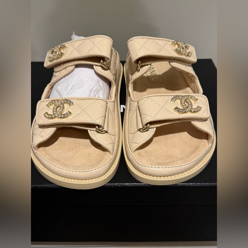 CHANEL Beige Sandals with Gold CC Logo - Picture 4 of 10